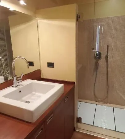 Daisy In Centro A * Como