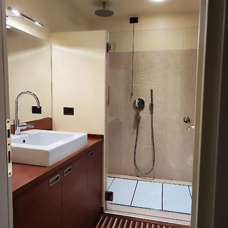 Daisy In Centro A * Como